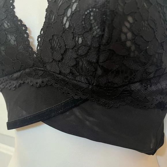 Rene Rofe Black Lace Bralette lingerie Medium NWT 
Unpadded 
Style/color: B8624 - Picture 2 of 11